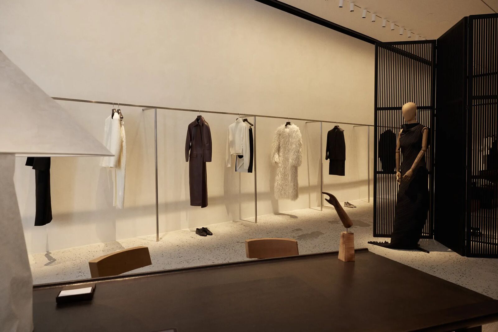 Róhe flagship sales floor with hand-applied Tadelakt walls