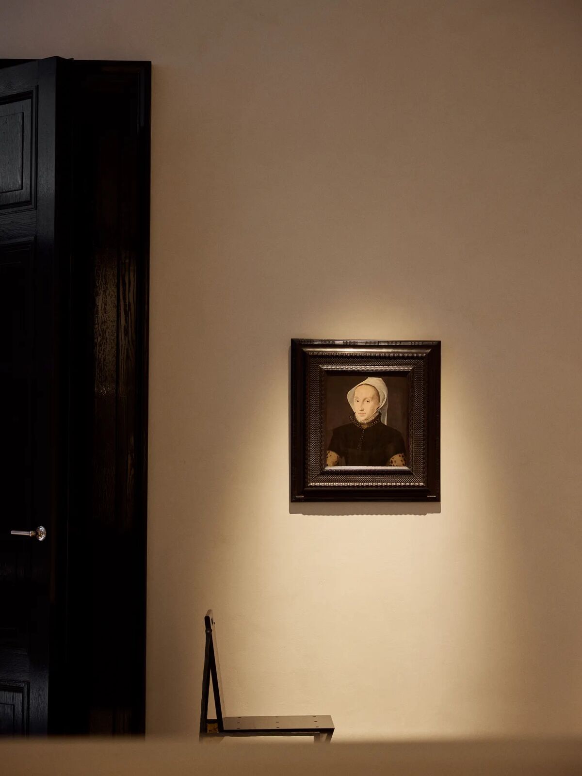 Portrait lit against a matte Tadelakt wall at Róhe